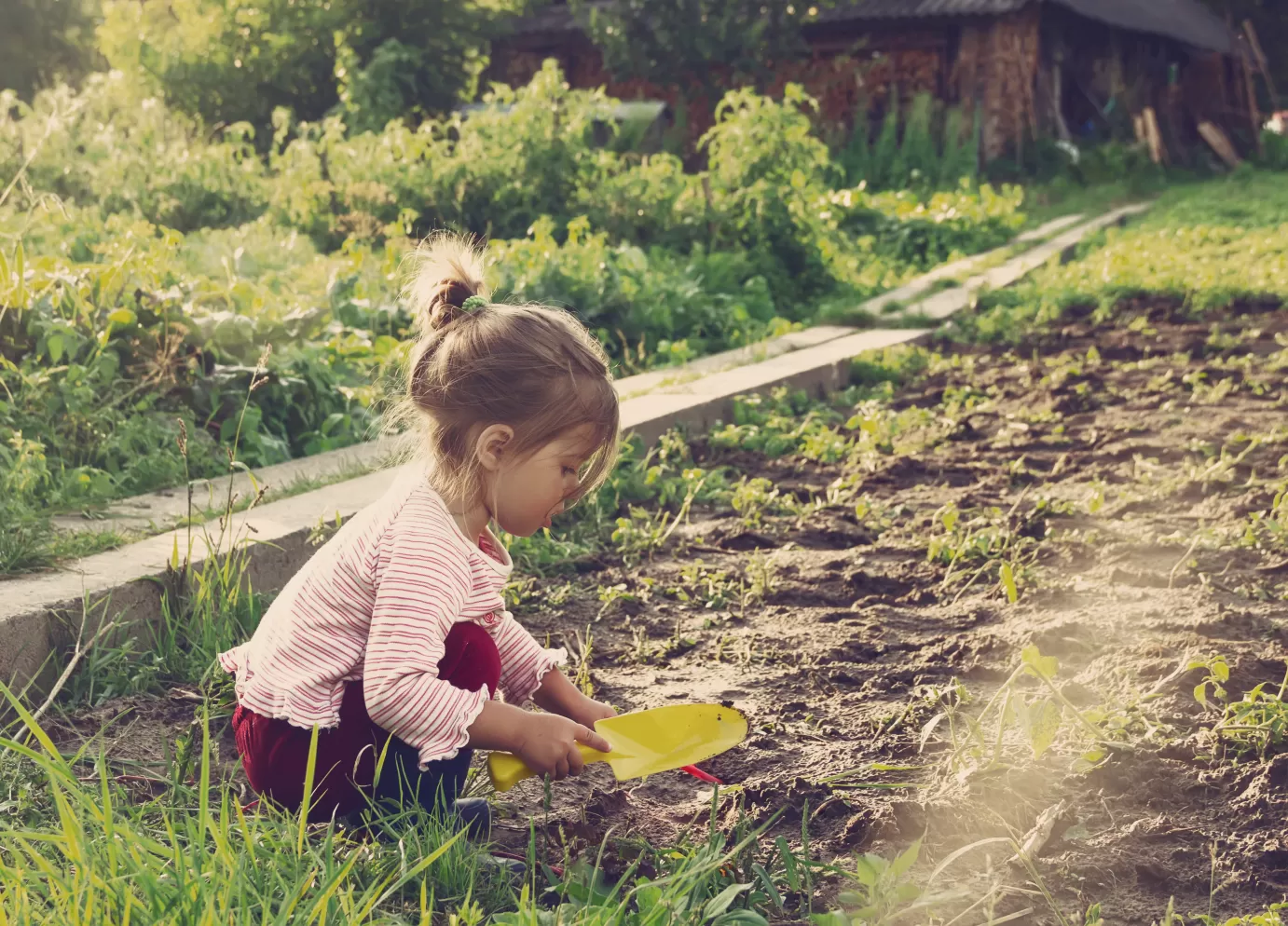 FILLETTE JARDINAGE